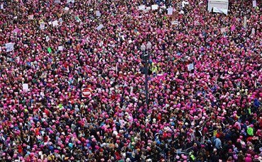 Uno dei tanti cortei di cappellini rosa in marcia